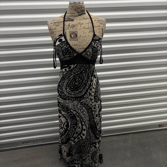 Bisou Bisou Dresses & Skirts - Bisou Bisou Black and White Paisley Maxi Dress